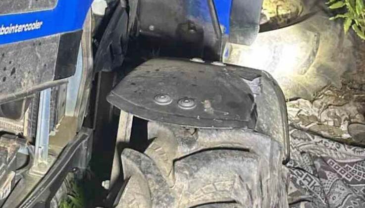 Devrilen traktörün altında kalan sürücü öldü