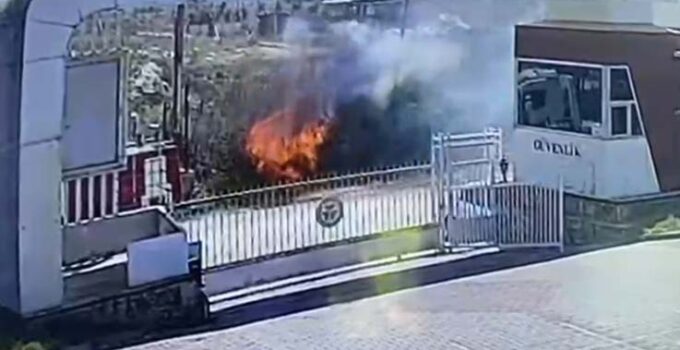 Kopan elektrik kablosu saman balyalarını küle çevirdi, o anlar güvenlik kamerasına yansıdı