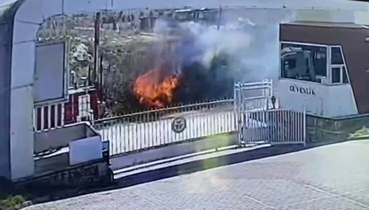 Kopan elektrik kablosu saman balyalarını küle çevirdi, o anlar güvenlik kamerasına yansıdı