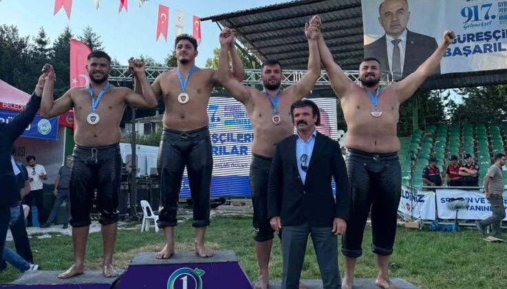 Kemer Belediyesi güreşçileri kürsüye çıktı
