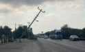 Elektrik direğine çarpan tır, trafiği tehlikeye soktu