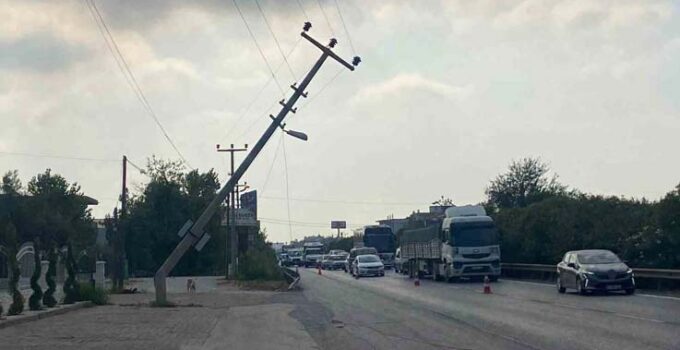 Elektrik direğine çarpan tır, trafiği tehlikeye soktu