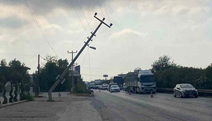 Elektrik direğine çarpan tır, trafiği tehlikeye soktu