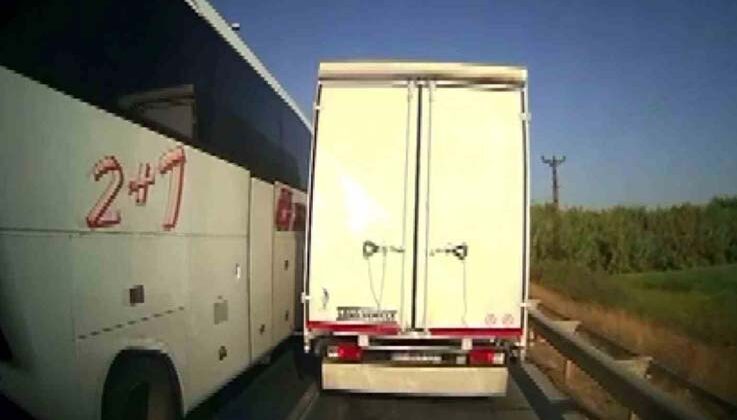 Antalya’da kural tanımayan sürücüler ambulansa geçit vermedi
