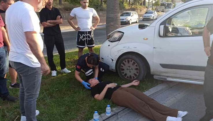 Direksiyon hakimiyetini kaybeden sürücü palmiyeye çarptı