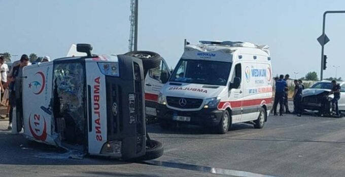 Hasta taşıyan ambulans kaza yaptı, 2 sağlık görevlisi yaralandı