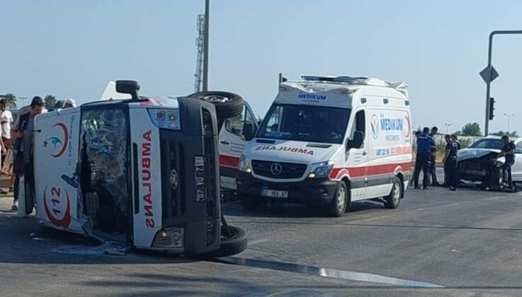 Hasta taşıyan ambulans kaza yaptı, 2 sağlık görevlisi yaralandı