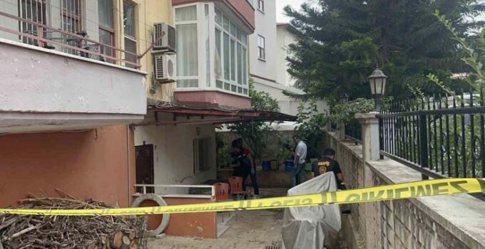 Alanya’da evinin önünde ölü bulundu