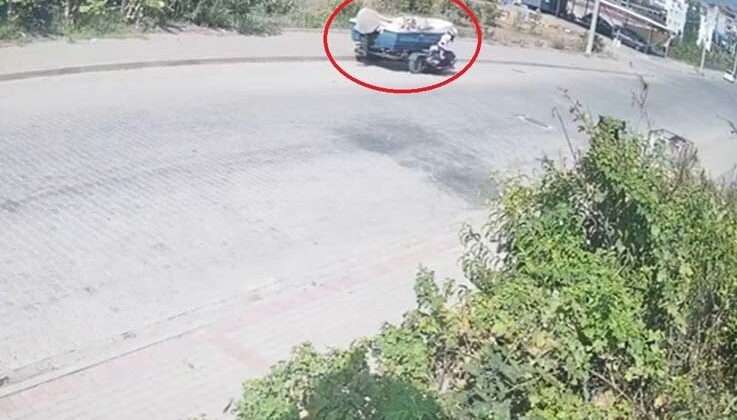Tekne yüklü römorka çarpan motosikletli kaskı sayesinde hayatta kaldı