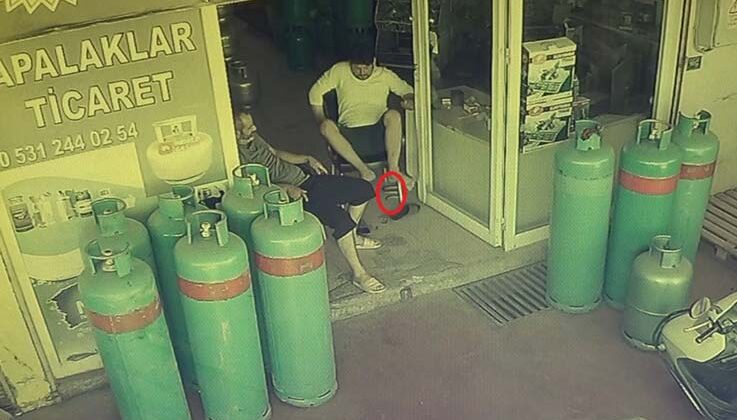 Dükkana giren yılan, esnafı sokağa fırlattı