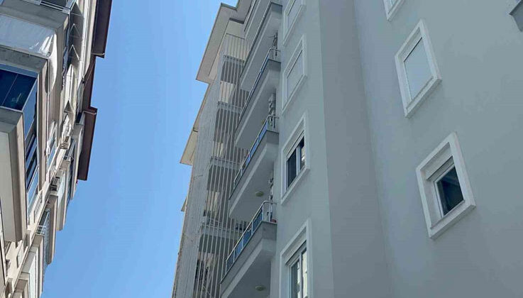 Alanya’da klima takarken dengesini kaybeden kişi 6. kattan zemine düştü