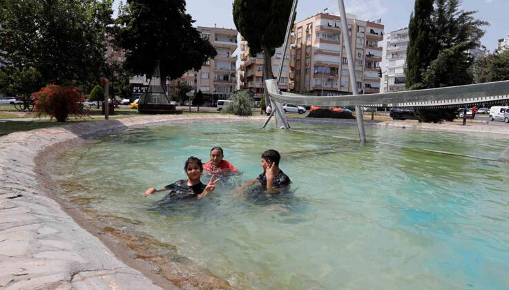 44 derecelik sıcaktan bunalan çocuklar süs havuzunda serinledi