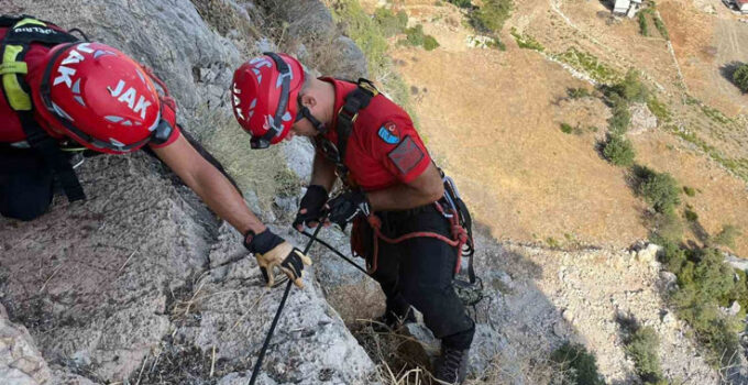 Serik’te uçurumda 3 gündür mahsur kalan keçi, ekipler tarafından kurtarıldı