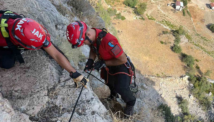 Serik’te uçurumda 3 gündür mahsur kalan keçi, ekipler tarafından kurtarıldı
