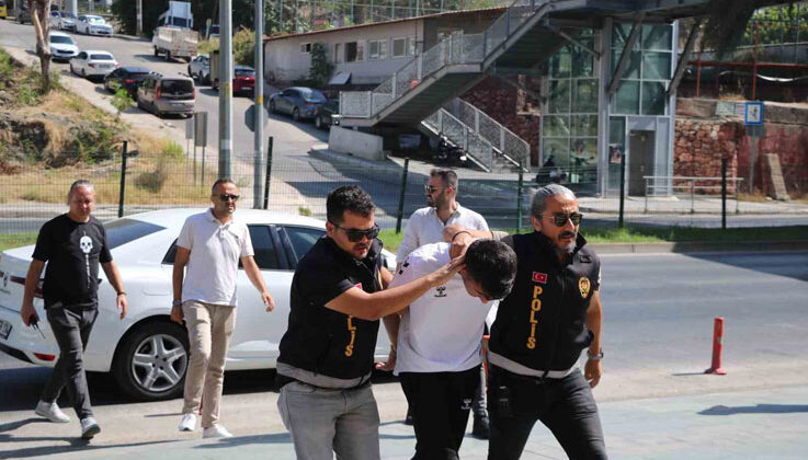 Emlakçıyı arayıp kiraladığı evde cinayet işlediğini söyleyen zanlı tutuklandı