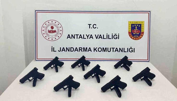 Antalya’da otomobilden 8 ruhsatsız tabanca çıktı