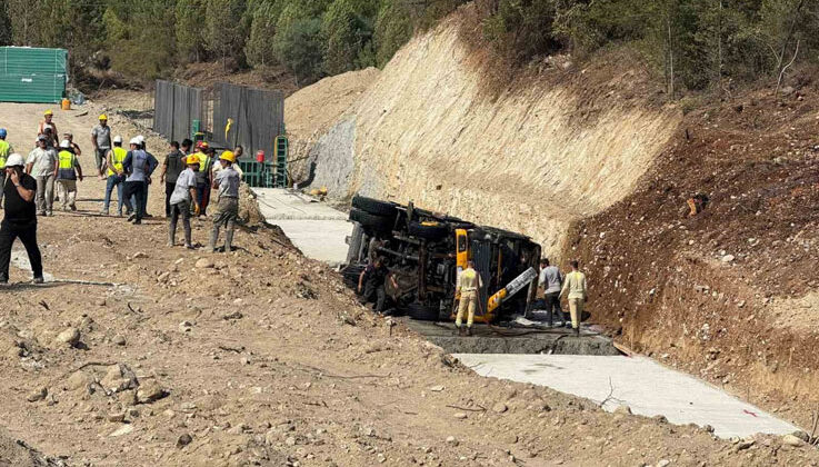 Devrilen vinçte yangın çıktı, ilk müdahaleyi orman ekipleri yaptı