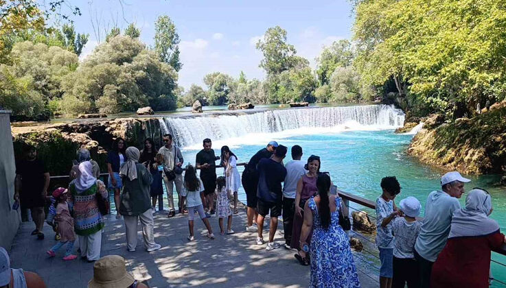 Manavgat Şelalesi’nde düşen su seviyesi ziyaretçileri şaşkına çevirdi
