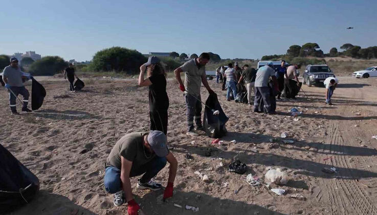 Çardaklar yıkılıp halka açılmıştı, çöpten geçilmeyen sahile temizlik operasyonu