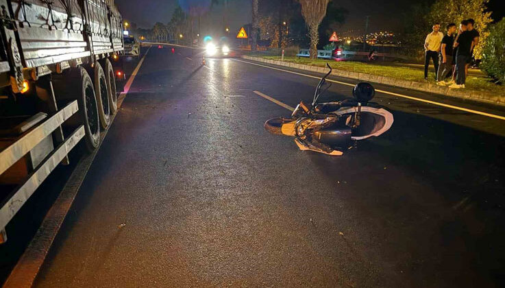 Tıra arkadan çarpan motosikletli ağır yaralandı