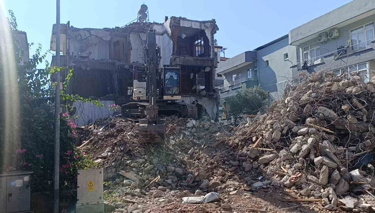 Arka sokaktaki yıkım evleri salladı, panikleyen mahalleli 112’yi aradı