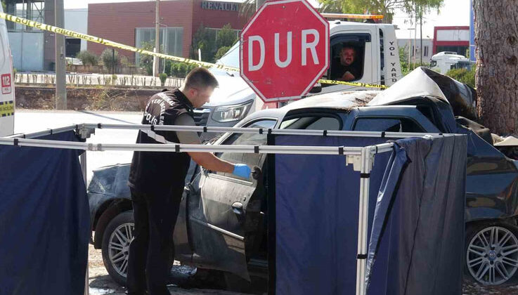 Antalya’da ağaca çarpan otomobilin sürücüsü hayatını kaybetti