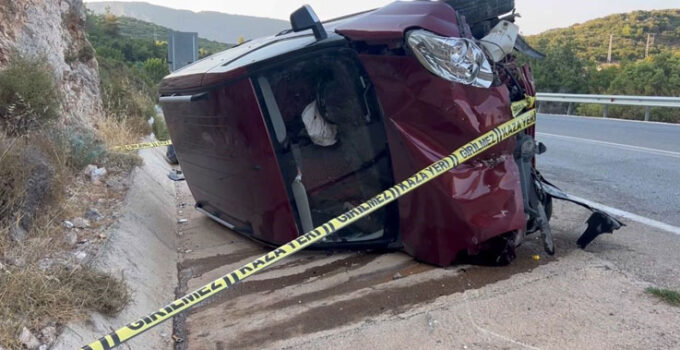 Antalya’da kamyonet yan yattı: 6 yaralı