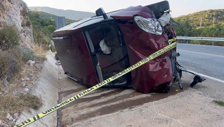 Antalya’da kamyonet yan yattı: 6 yaralı