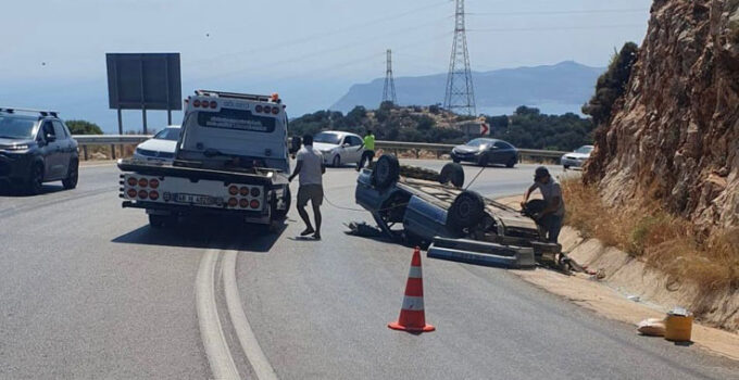 Antalya’da otomobil dağlık alana çarparak ters döndü: 2 yaralı