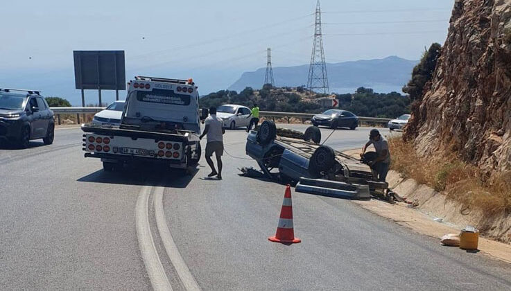 Antalya’da otomobil dağlık alana çarparak ters döndü: 2 yaralı