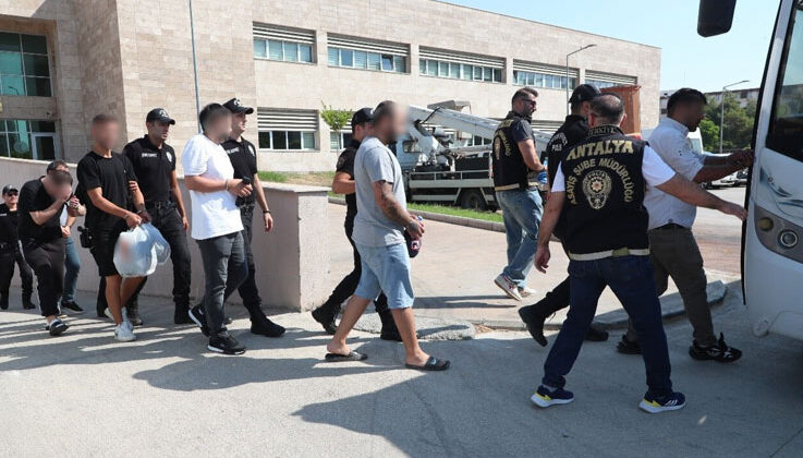 Antalya’da eş zamanlı operasyonlarda 236 aranan şahıs yakalandı
